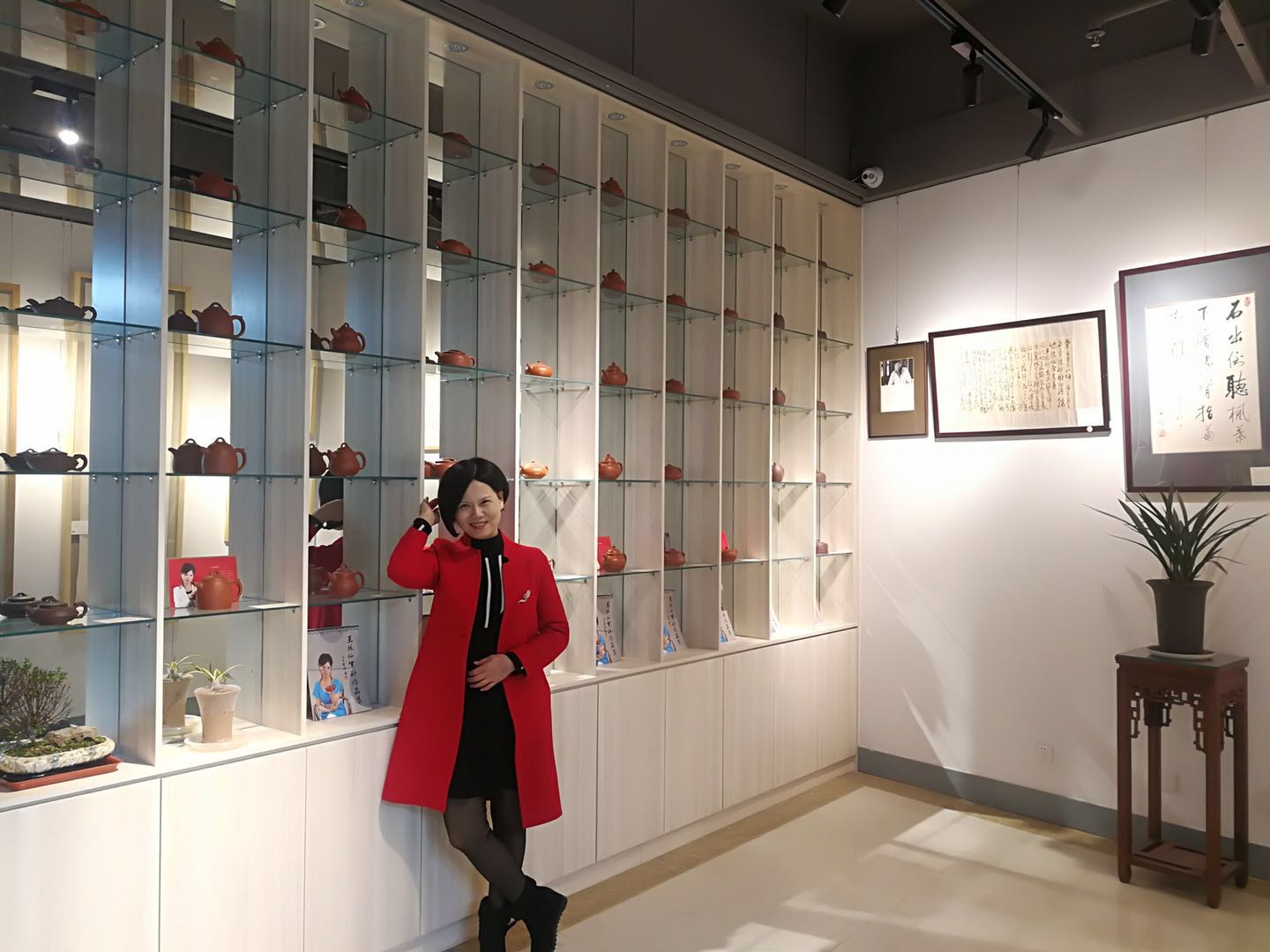 王林仙女士到大铁像艺术馆参观并与作品合影留念